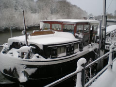 Cathja barge in the snow